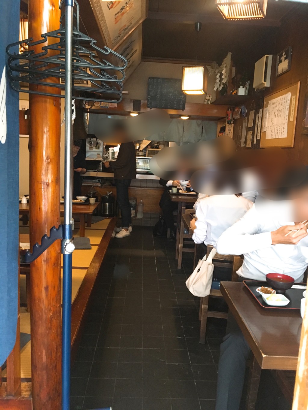 魚とら店内